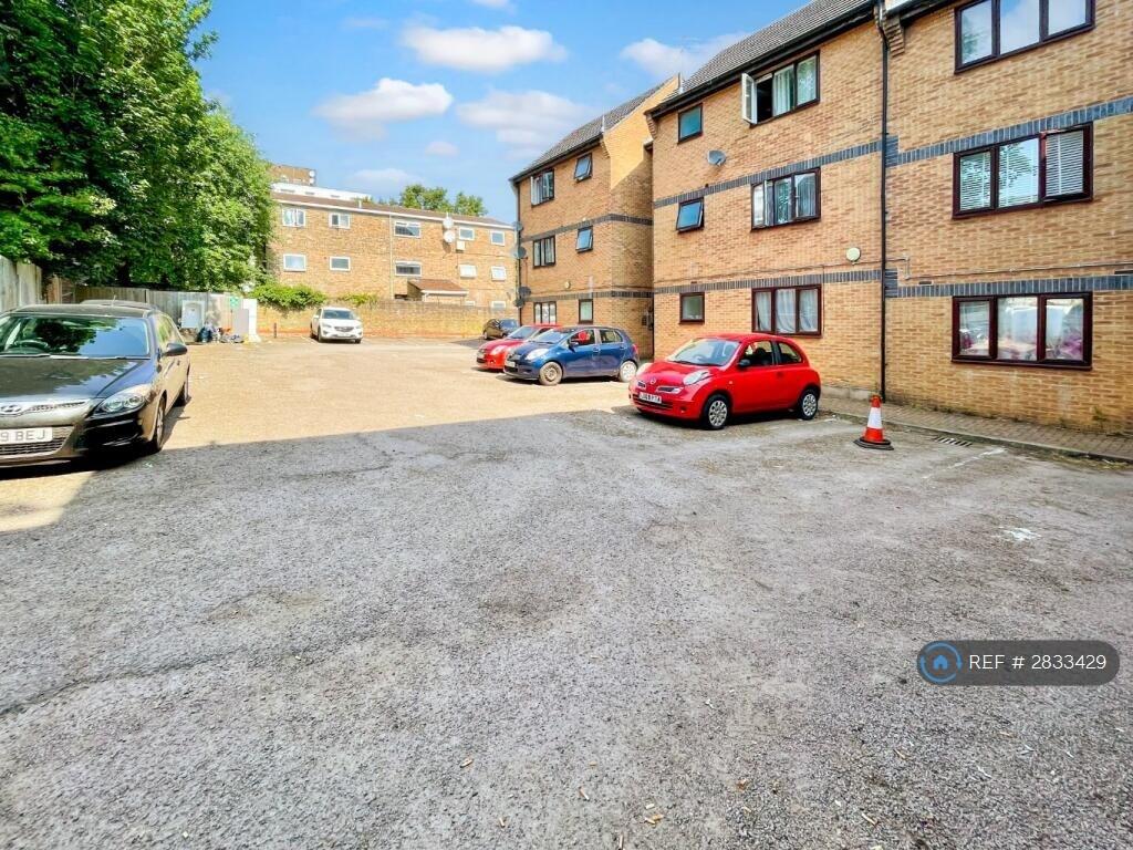 Apartment in Luton - More