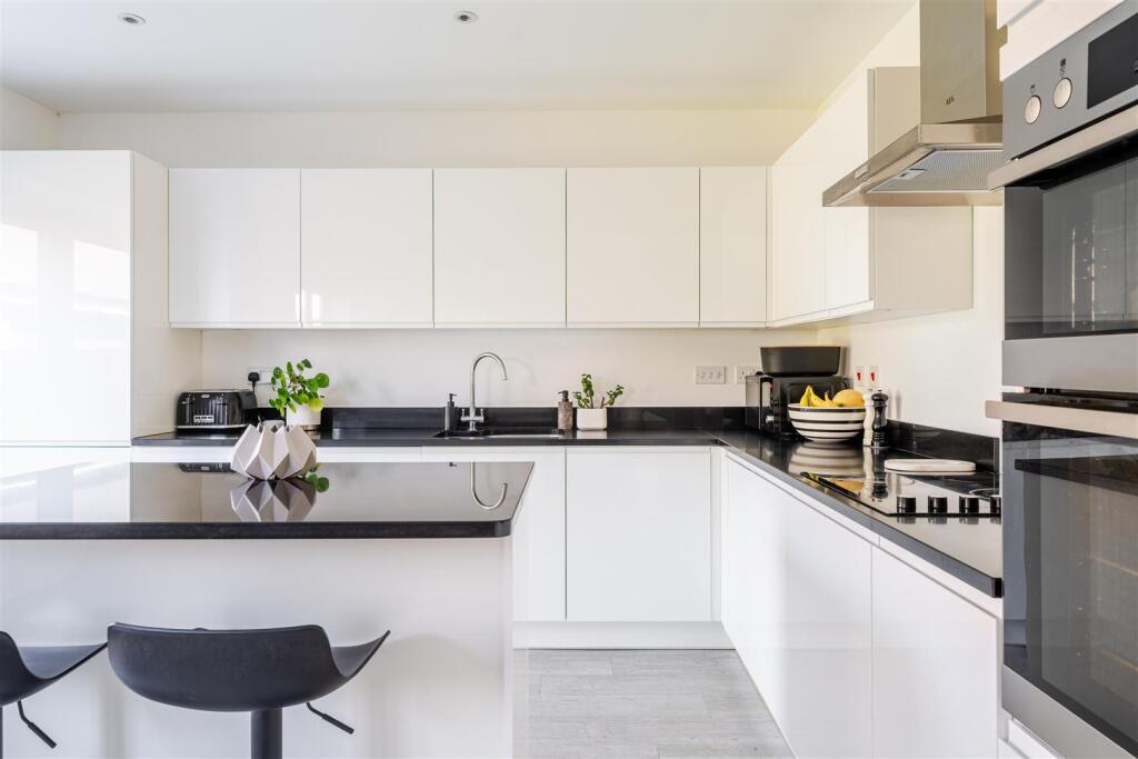 Four bedroom detached house on the popular Chestnut Park in Yatton photo 3
