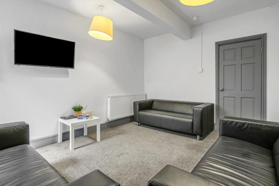 Check out this 8 bedroom detached house for rent on Rightmove — photo 3