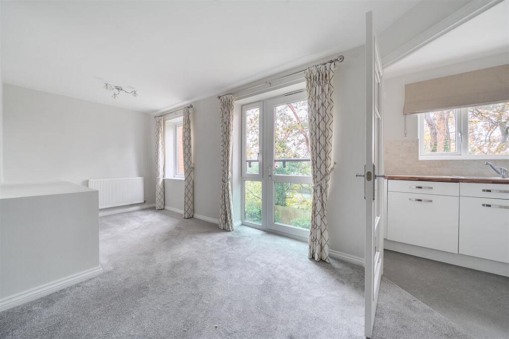 Stokes Lodge, Camberley photo 4