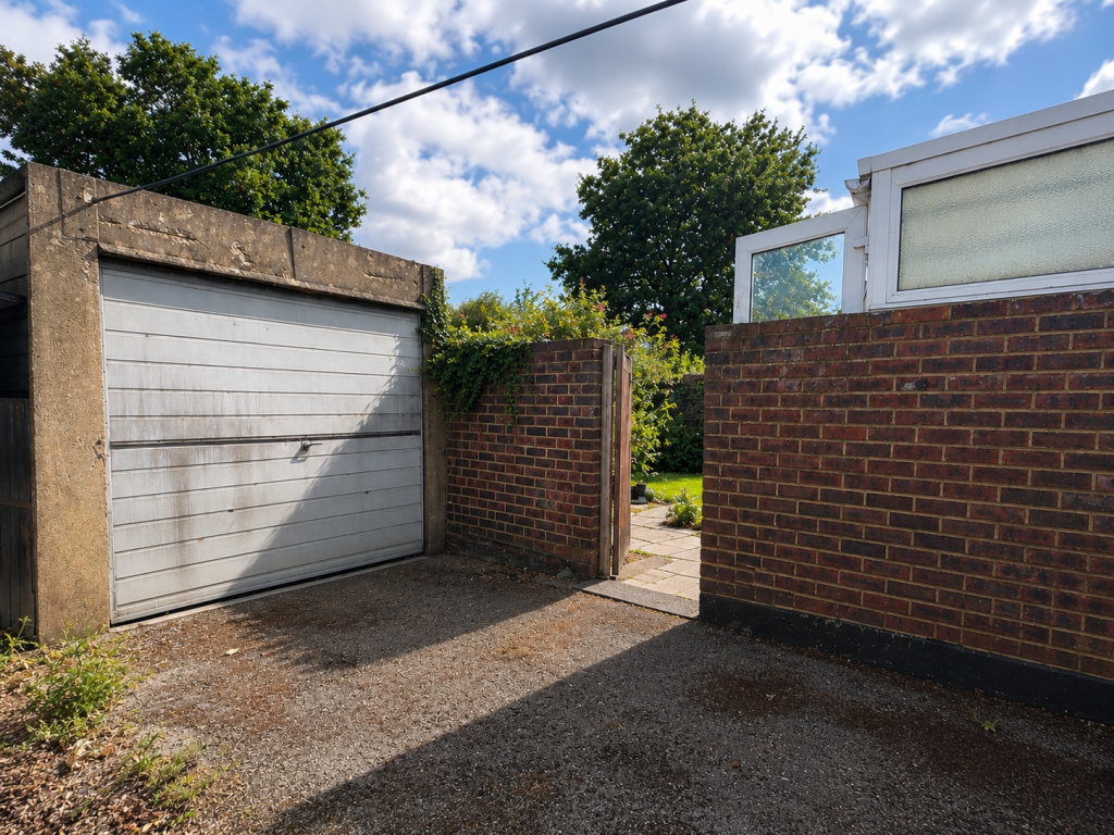 House in Southend-on-Sea - More
