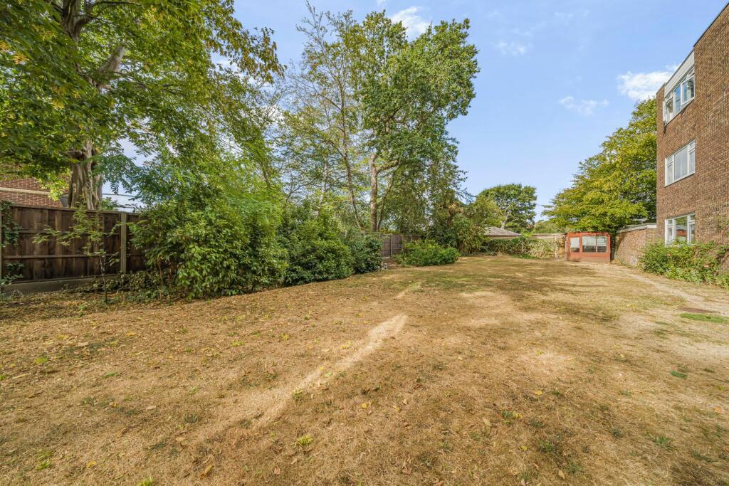 Apartment in Kingston upon Thames - View 4