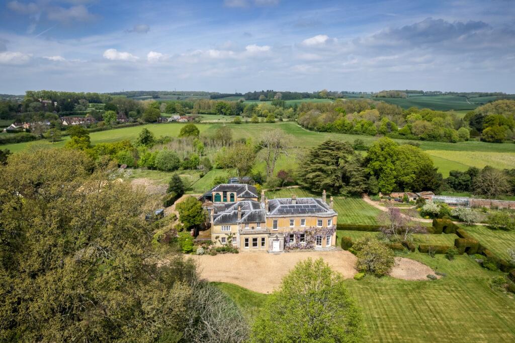 Bentley, Farnham, Surrey, GU10 photo 2
