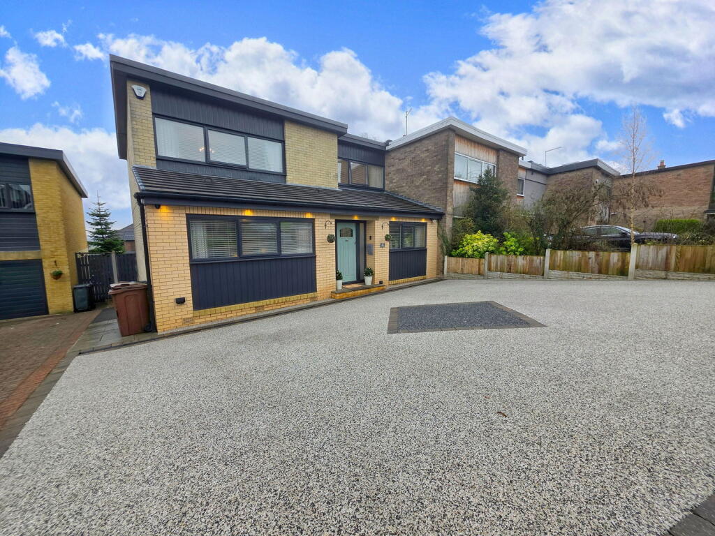 5-bed detached on Limes Avenue, Staincross, Barnsley, S75 6JT, £425,000