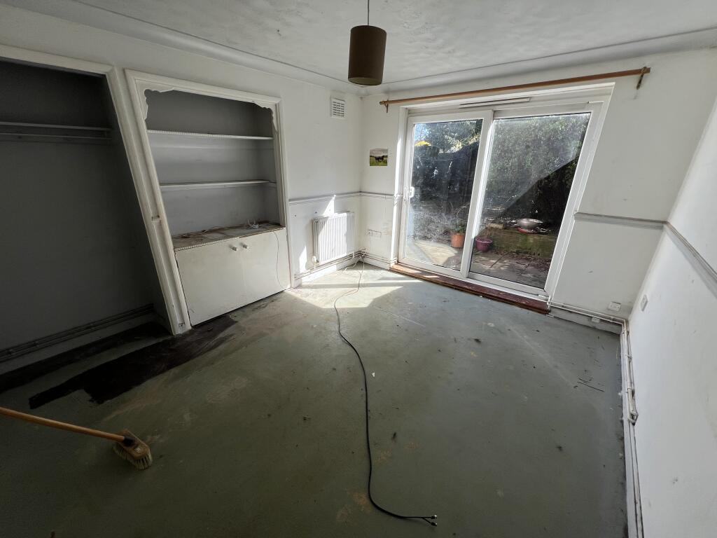 79 Kingsbury Drive, Old Windsor, Windsor, Berkshire SL4 2NH photo 2