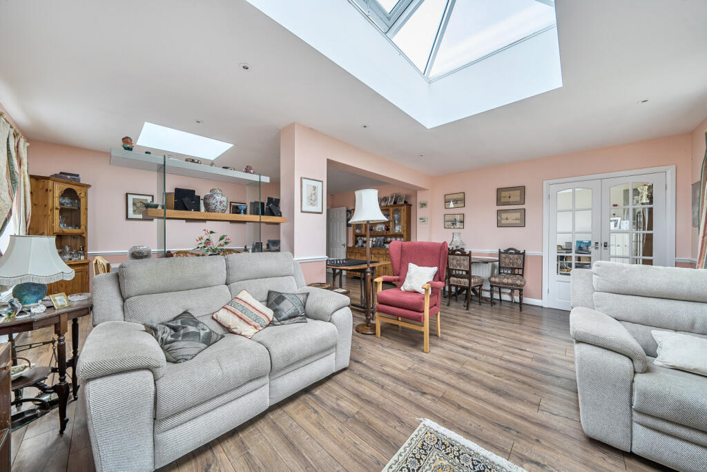 Lois Drive, Shepperton, TW17 photo 2