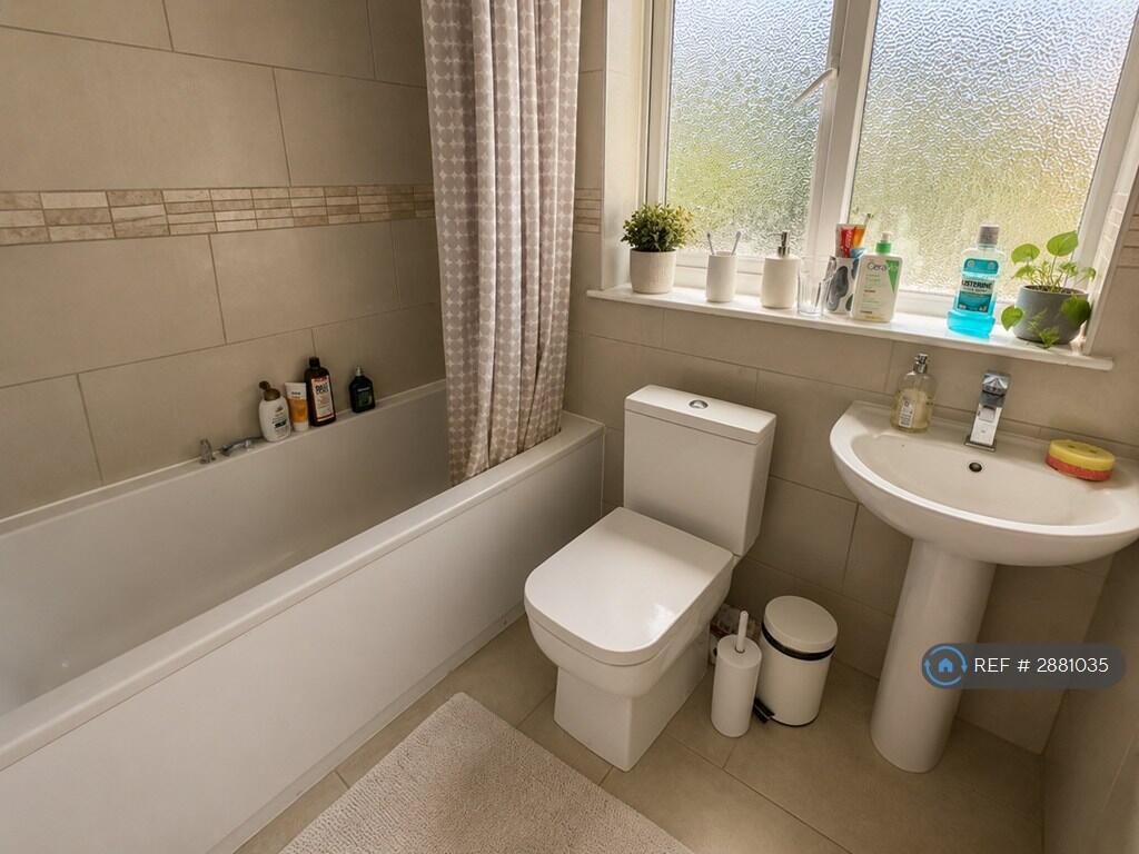 5 bedroom semi-detached house for rent