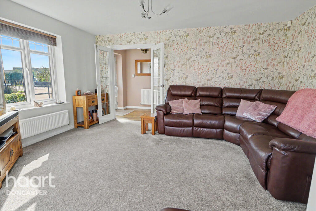 House in Doncaster, Edenthorpe - More