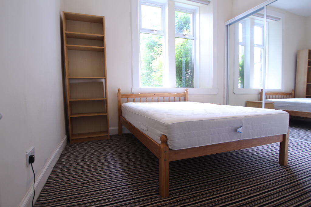 Apartment in Glasgow, Waverley Park, Shawlands - View 4
