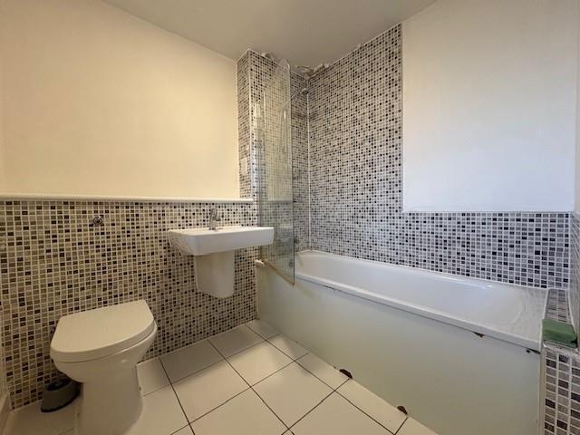 Apartment in Trafford, Old Trafford - View 5