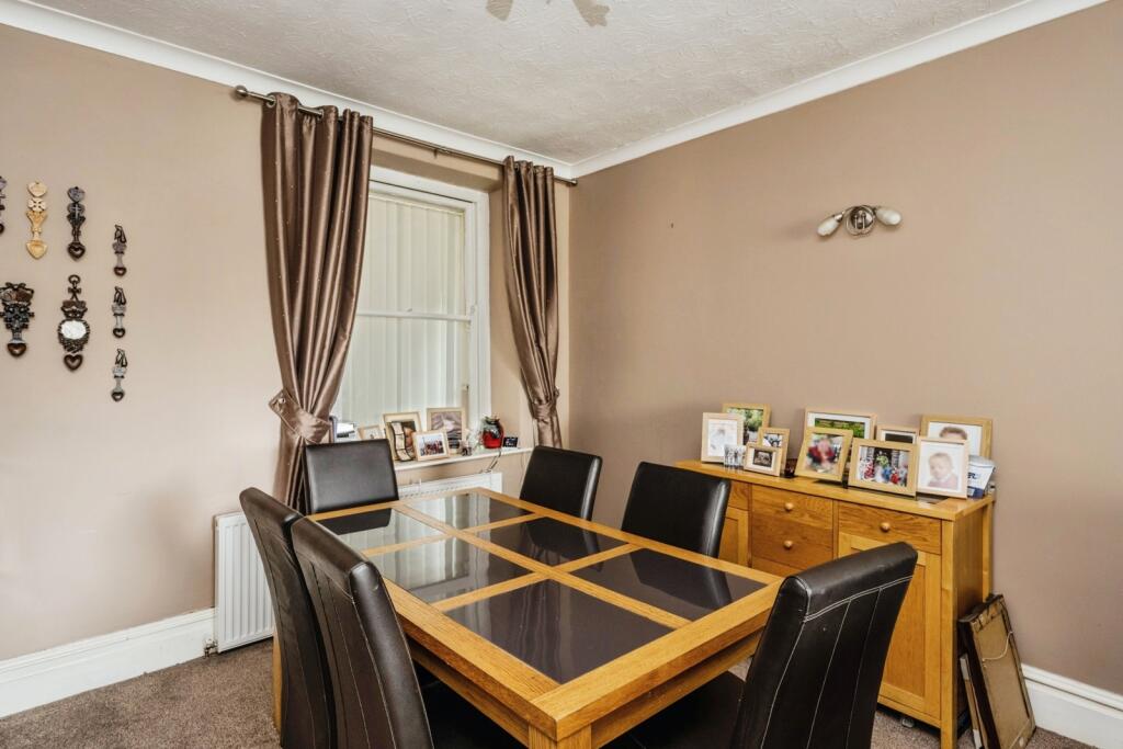 House in Pontarddulais - More
