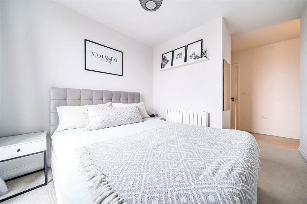 Apartment in Surrey Heath, Surrey - More
