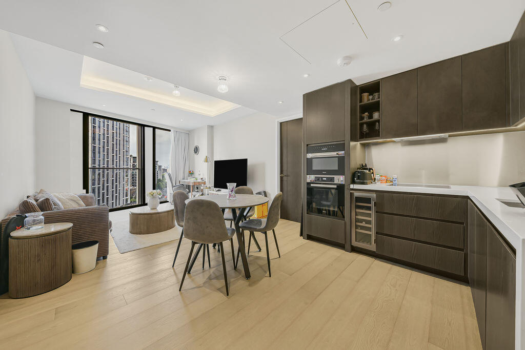 Main image of property: Stunning large two double bedroom 2 bathroom apartment on the 9th Floor