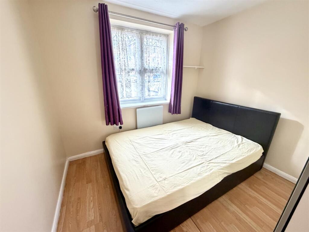 Apartment in Slough - More