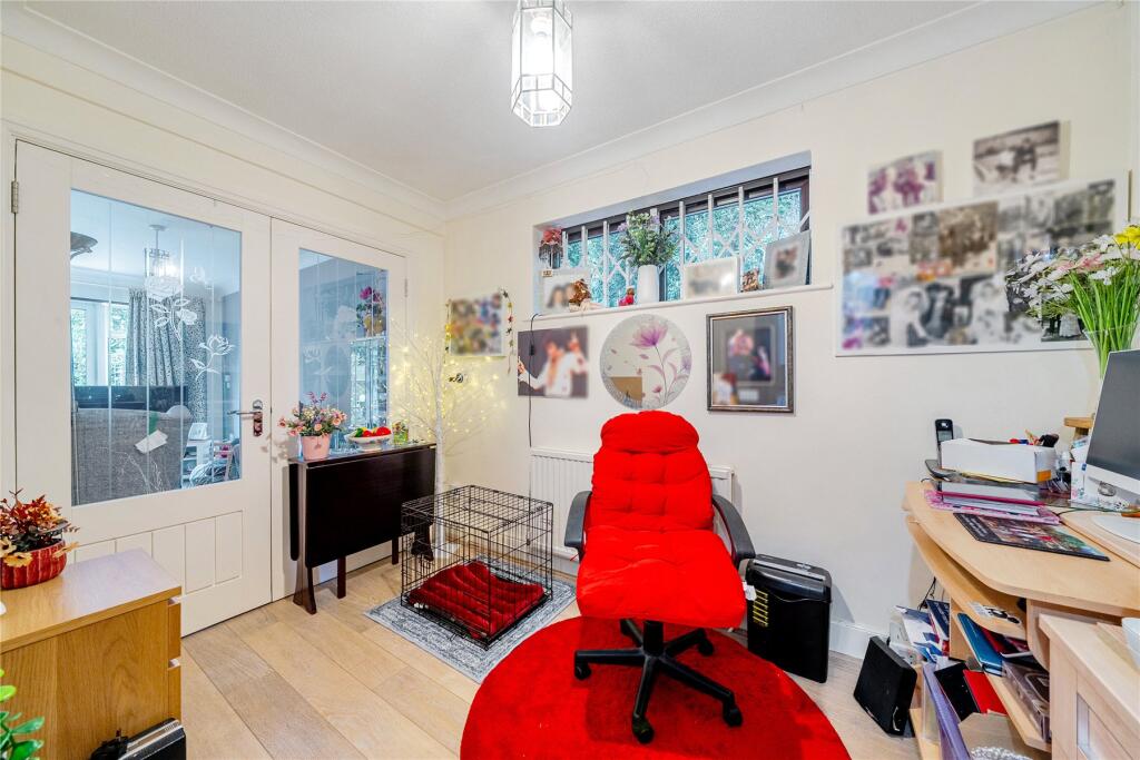 House in London, Tubbenden, Crofton - More