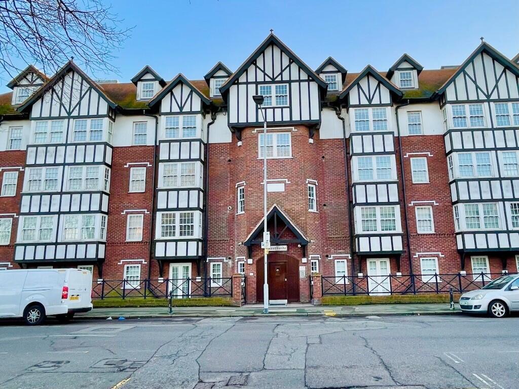 2-bed flat on Leigh Road, Leigh-On-Sea, Essex, SS9, £250,000