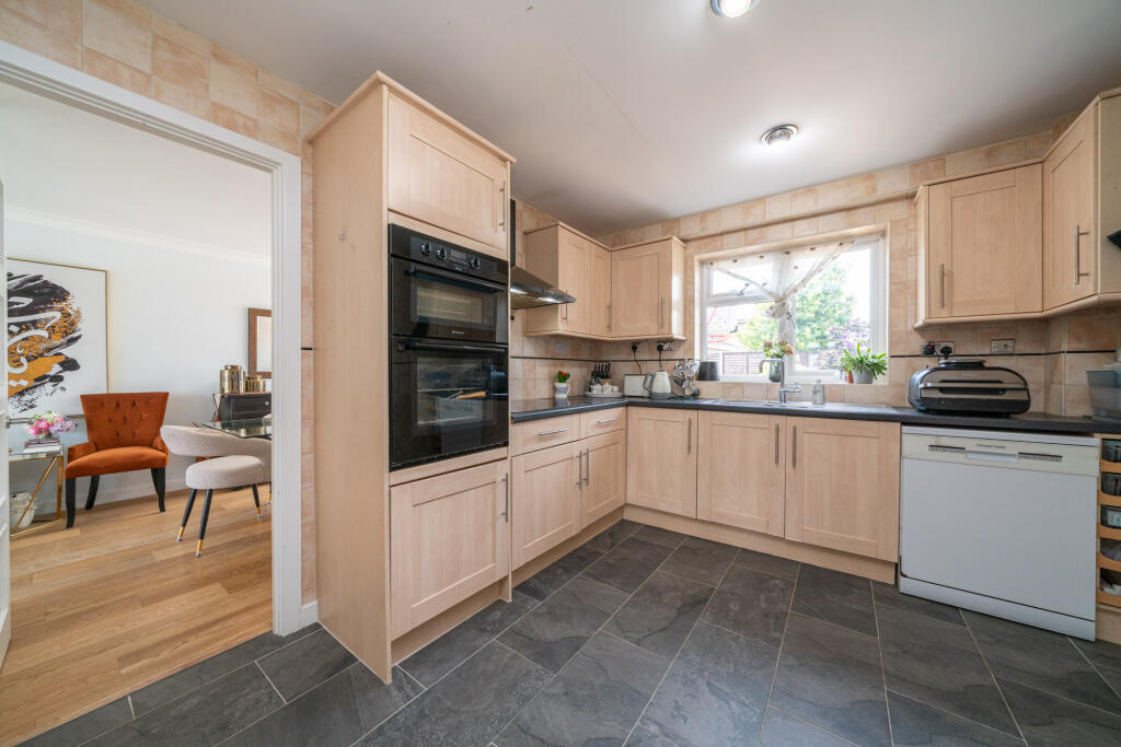 House in Aylesbury, Bedgrove - More