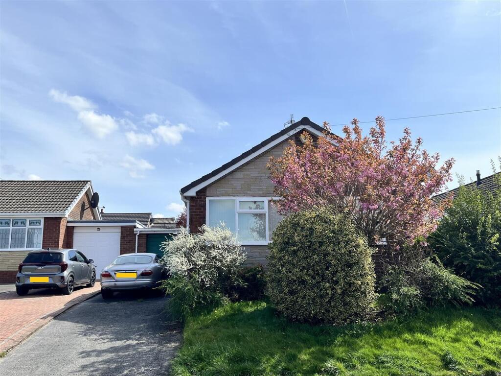 3-bed detached on Pine Grove, Dukinfield, £290,000