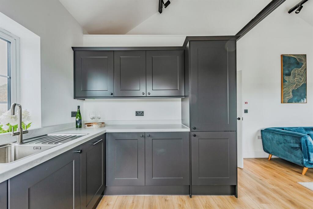 Apartment in Redhill, Reffles Bridge, Earlswood - View 4