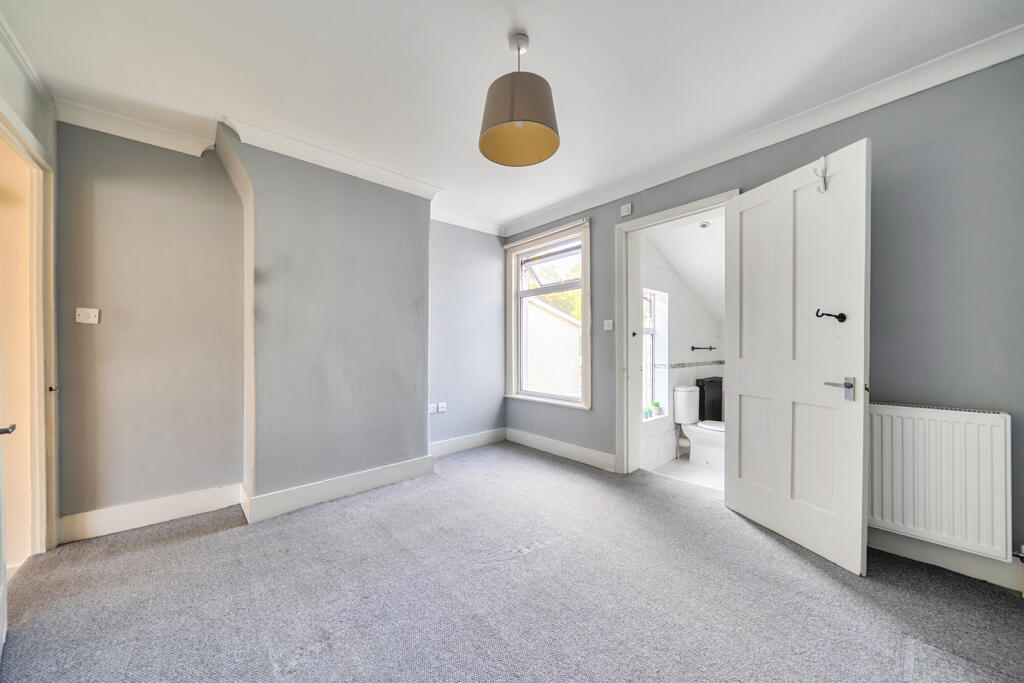 House in Hertsmere, Hertfordshire - More