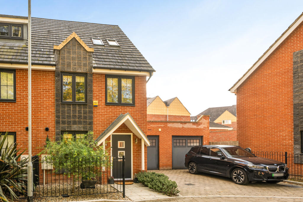 Trinity Circle, High Wycombe, Buckinghamshire photo 2