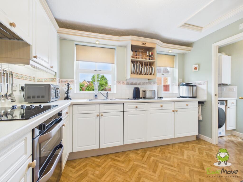 House in Basingstoke and Deane, Longacre, Kempshott Park - View 3