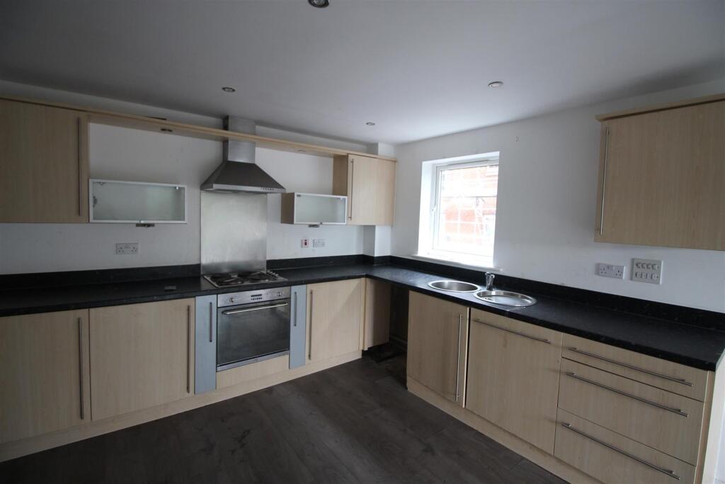 Apartment in Salford, Greater Manchester - View 4