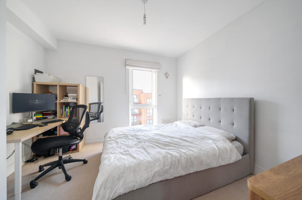 Apartment in Crawley, West Sussex - View 5