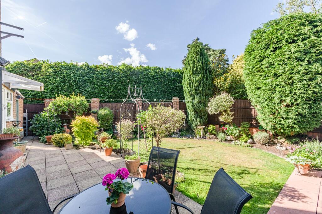 Hamilton Avenue, Pyrford, Surrey, GU22 photo 4