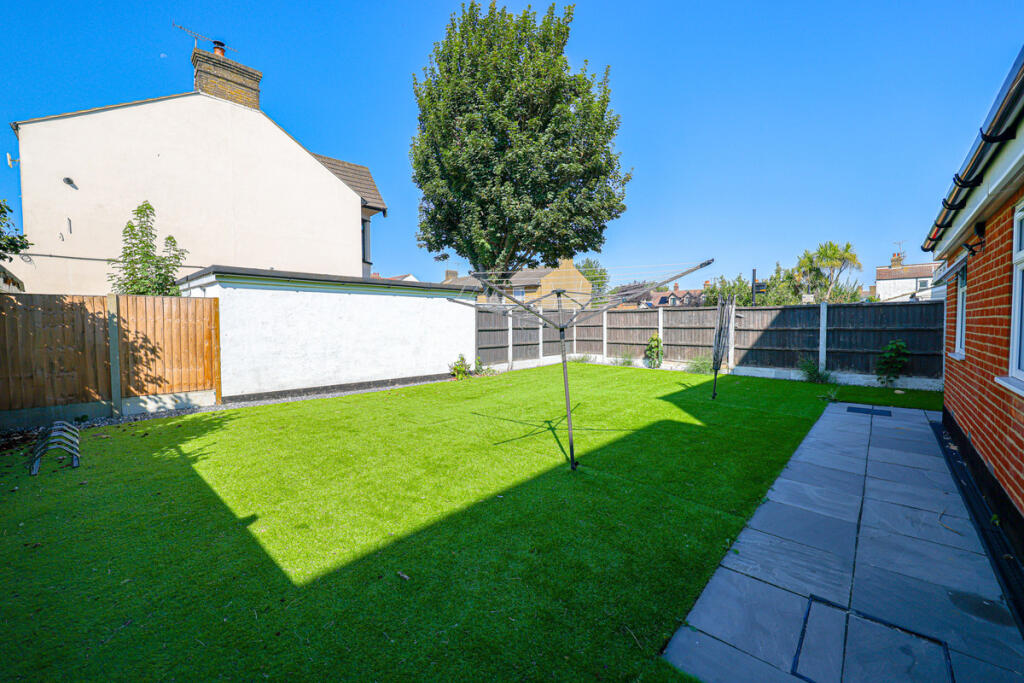 House in Southend-on-Sea, Southchurch - View 5