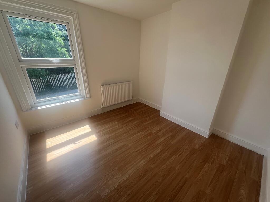 Apartment in Ipswich, California - View 4