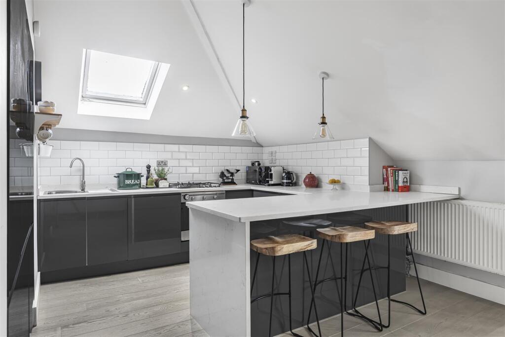 2-bed flat on Roehampton Lane, Putney, SW15, £525,000