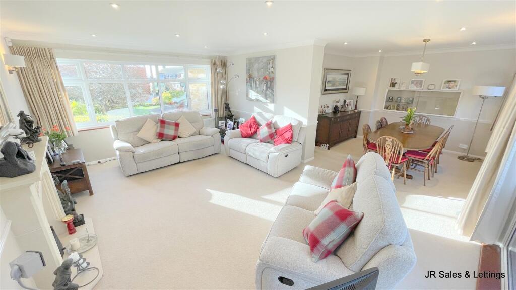 Broadfields, Goffs Oak photo 3