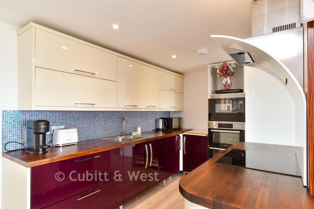 House in Peacehaven, Telscombe Cliffs - More