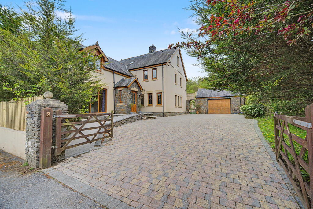 Main image of property: Clos Y Gorlan, Foelgastell, Llanelli, SA14 7EE