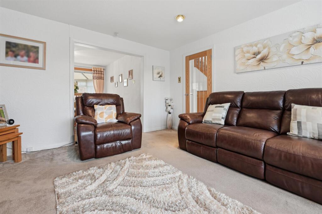 House in Kirkcaldy, Newliston, Dunnikier - More