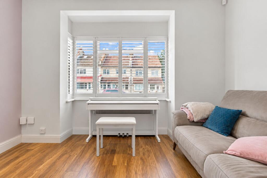 House in London, Addiscombe Village shopping area, Addiscombe - View 4