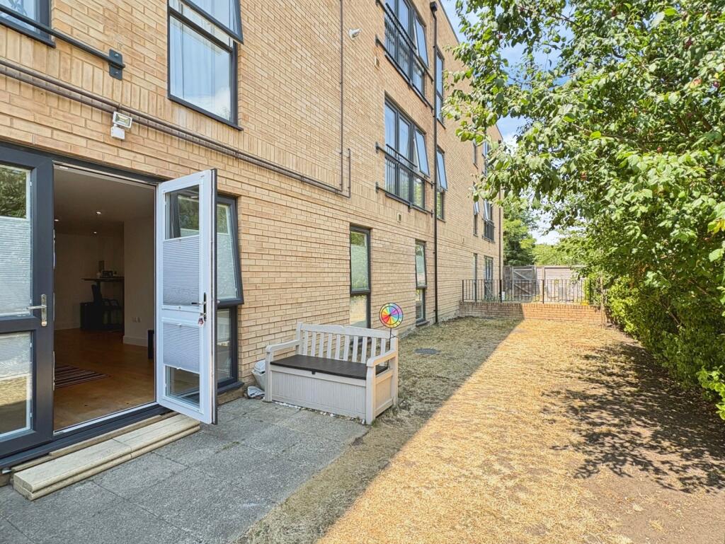 2-bed flat on Exchange Close, Aldershot, Hampshire, GU11, £300,000