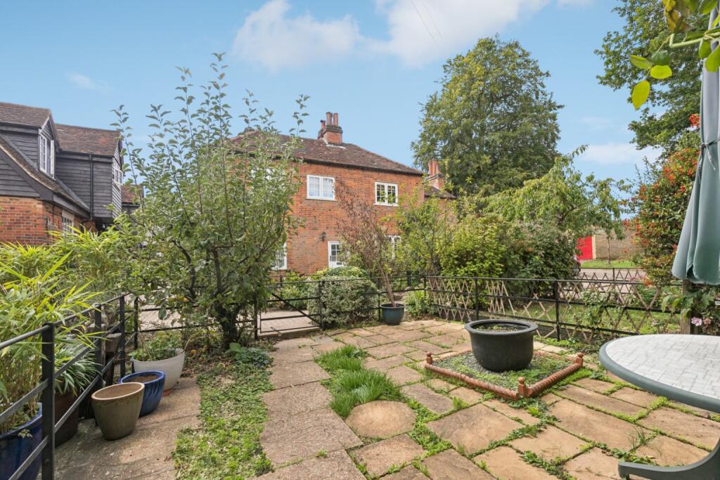 House in Welwyn Hatfield, Hertfordshire - More
