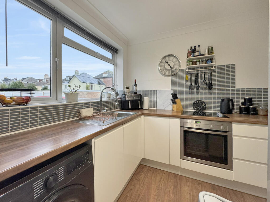 Apartment in Worthing, West Worthing - View 3