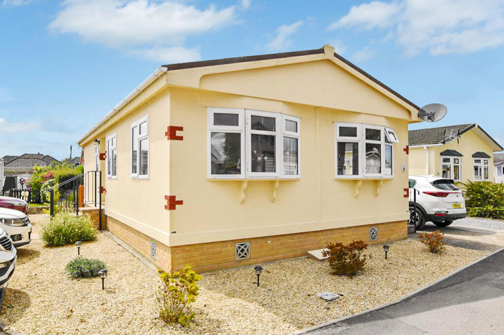 2-bed caravan on Lumby Drive Mobile Home Park, Ringwood, Hampshire, BH24, £180,000