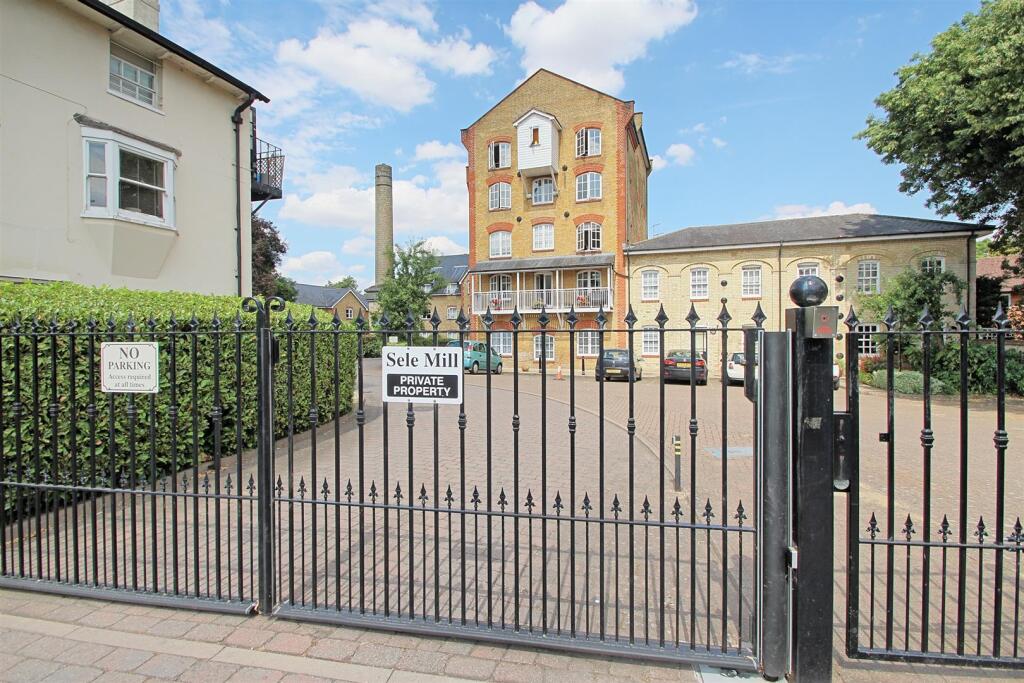 1-bed apartment on Sele Mill - Hertford - Chain Free, £249,995