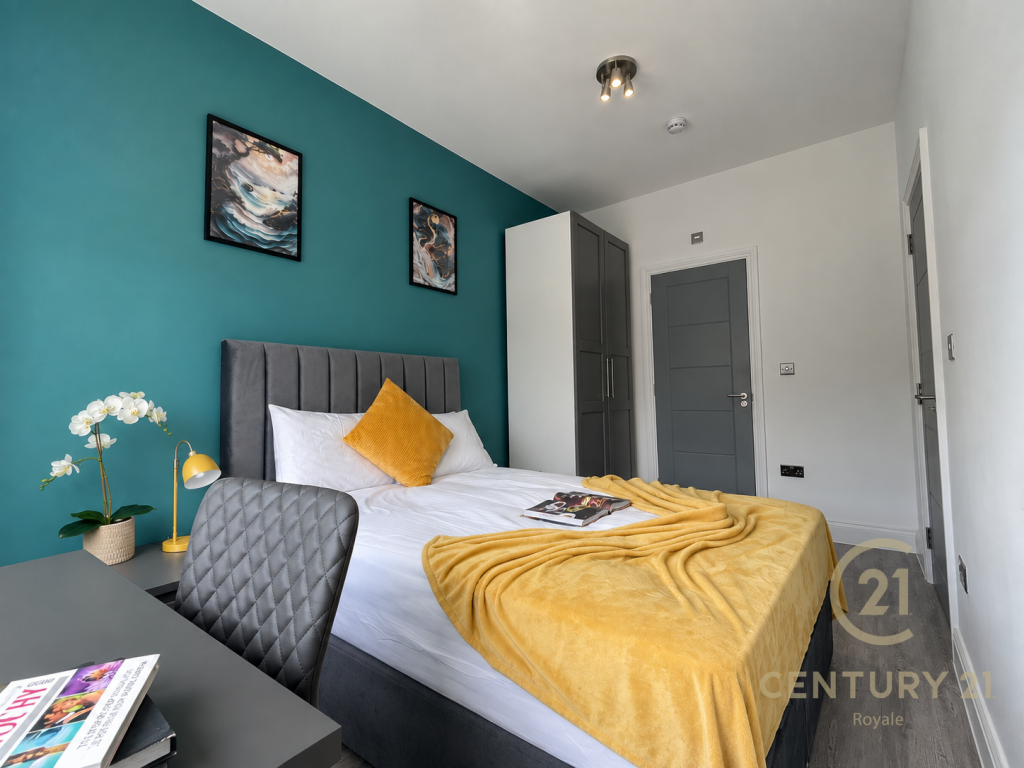 House in London, Royal Borough of Kingston upon Thames - View 3