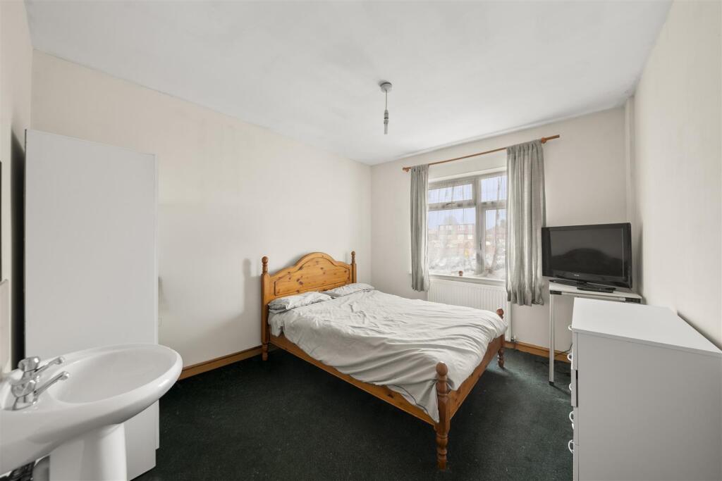 Bournemead Avenue, Northolt photo 5