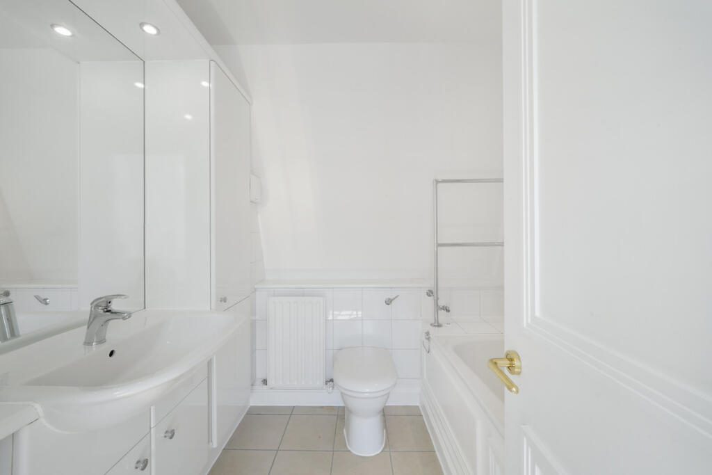 3 bedroom mews property for rent