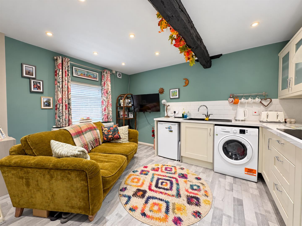 House in Worcester - View 5