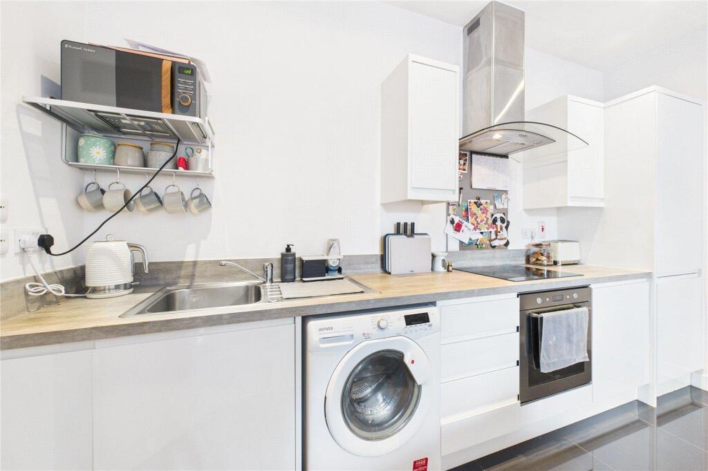 Apartment in East Grinstead, Sunnyside - View 5