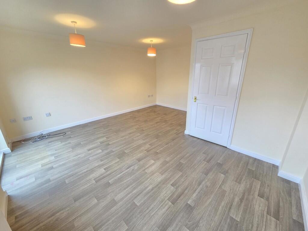 Holly bank Road, Lindley - View 5