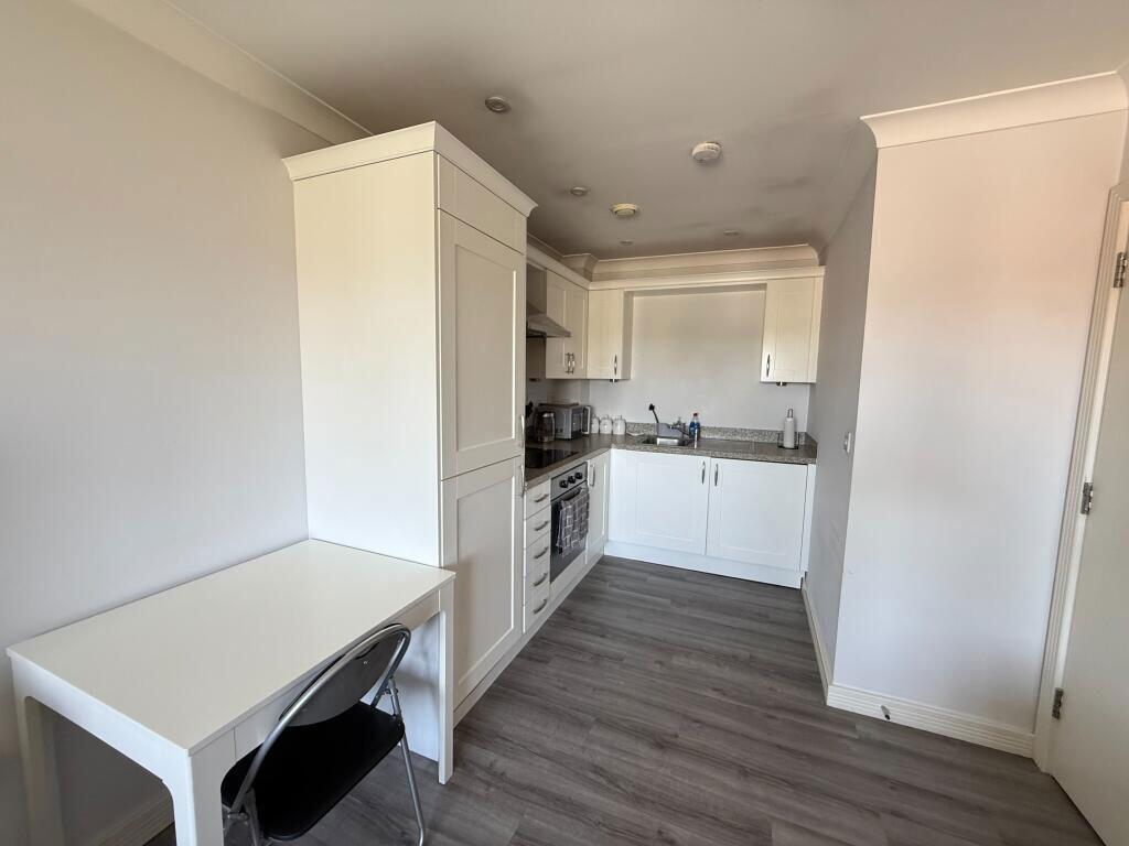 121 Maybury Road, Woking, Surrey, GU21 5JQ photo 3