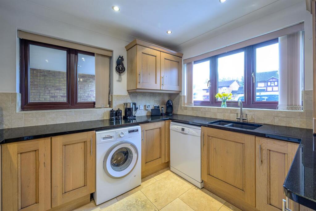 Wainwright Close, Wall Heath, DY6 0AJ photo 3